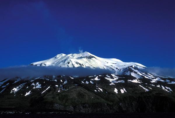 фото острова Киска с вулканом