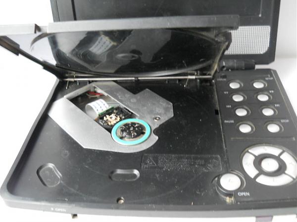 Продам Портативный DVD-плеер с монитором Elenberg LD-715