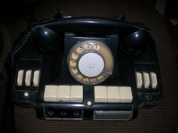 Продам старинный телефон с внутренним коммутатором