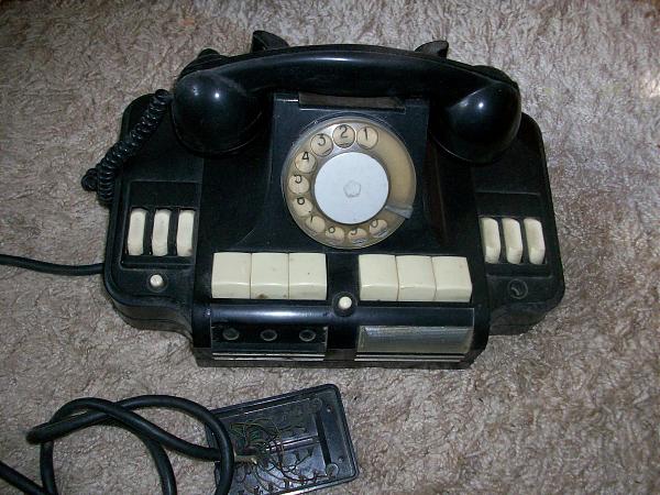 Продам старинный телефон с внутренним коммутатором