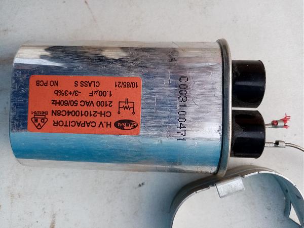 Продам Конденсатор электролитический 1,0 Х 2100 вольт