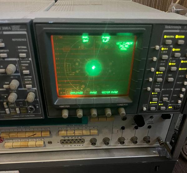 Продам Блок из двух векторных осциллографов Tektronix WFM