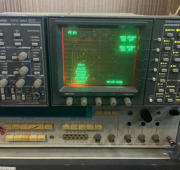 Продам Блок из двух векторных осциллографов Tektronix WFM