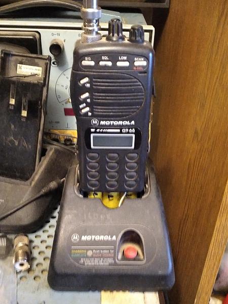 Продам Портативная радиостанция.Motorola GP68