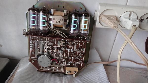 Продам Чaсы элeктpонные нaстенные 2шт