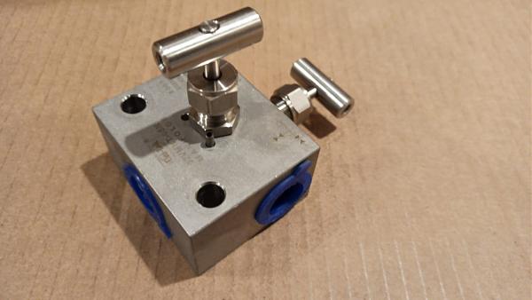 Продам 2-х вентильный клапанный блок 2VMNT-8N-SS UNI-LOK