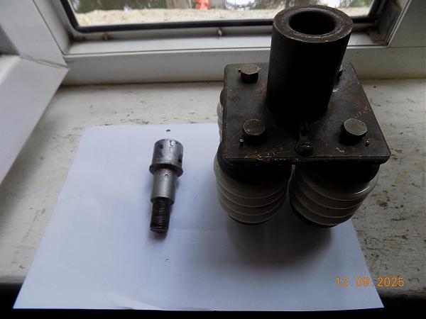 Продам Опорная стойка с изоляторами для GP