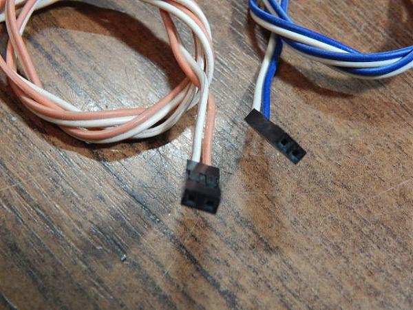 Продам Выключатели, кнопочные мини с проводами(2 шт)