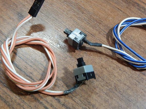 Продам Выключатели, кнопочные мини с проводами(2 шт)