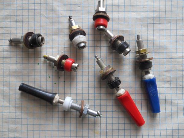 Продам гнезда,вилки однополюсные ъ