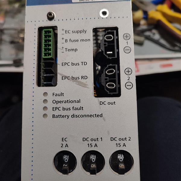 Продам предохранительный блок для батареи 200А, U18-29 v