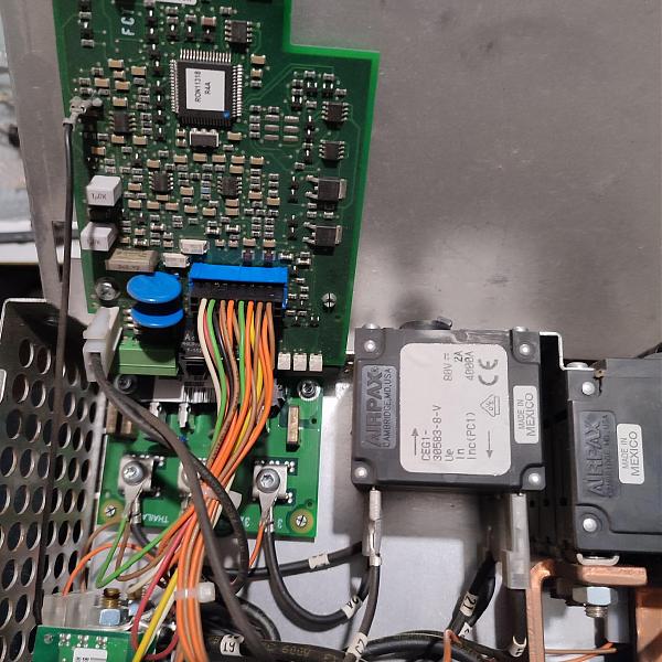 Продам предохранительный блок для батареи 200А, U18-29 v