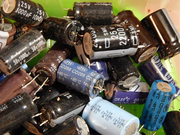 Продам Конденсаторы электролитические(367 грамм)