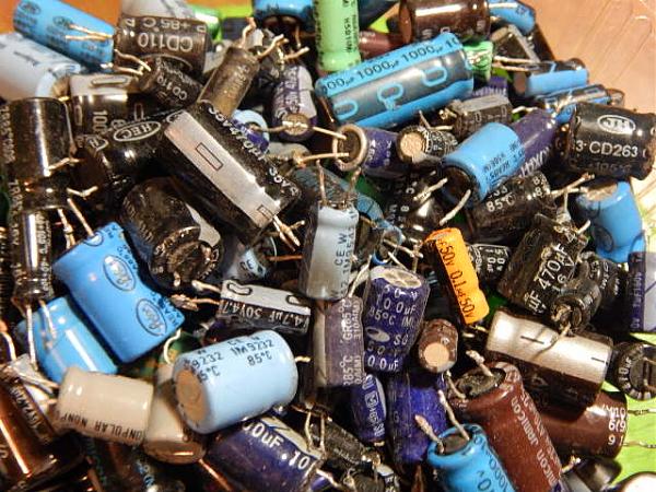 Продам Конденсаторы электролитические(272 грамм)