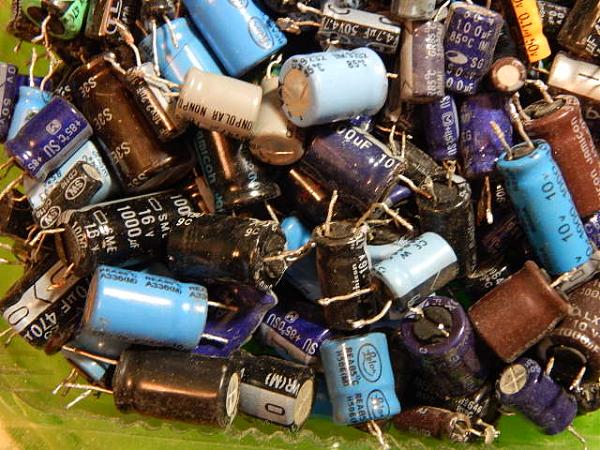 Продам Конденсаторы электролитические(272 грамм)