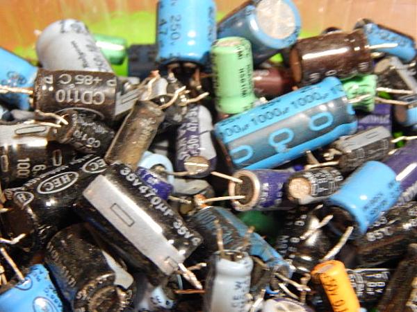 Продам Конденсаторы электролитические(272 грамм)