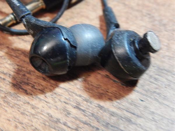 Продам Наушники WI-FI и простые (2 шт)