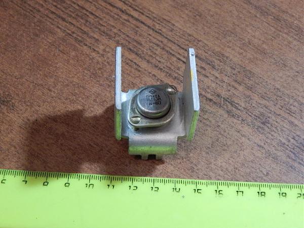 Продам транзистор на радиаторе в сборе