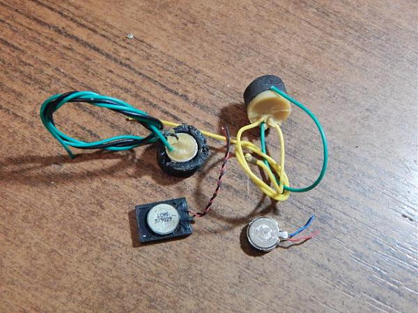 Продам Микрофоны и динамик мини (4 шт)