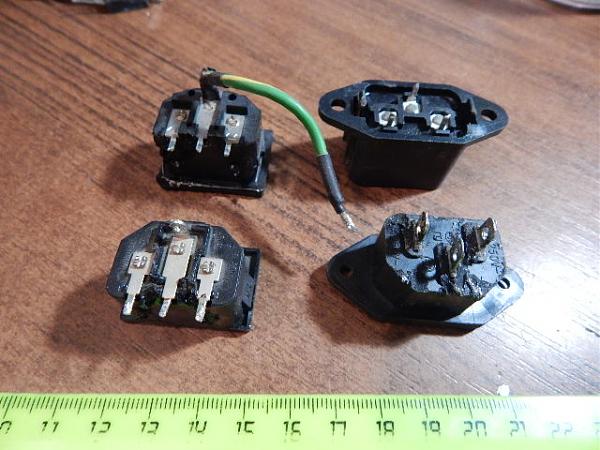 Продам Гнёзда-розетки сетевые (4 шт)