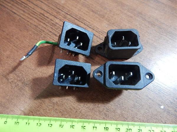 Продам Гнёзда-розетки сетевые (4 шт)