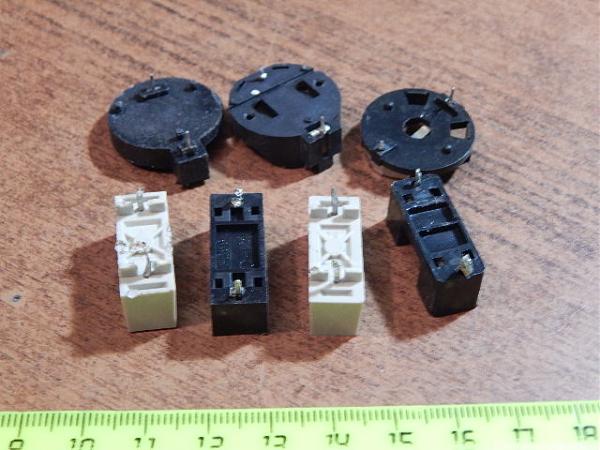 Продам Гнёзда, для батареек и предохранителей(7 шт)