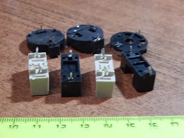 Продам Гнёзда, для батареек и предохранителей(7 шт)