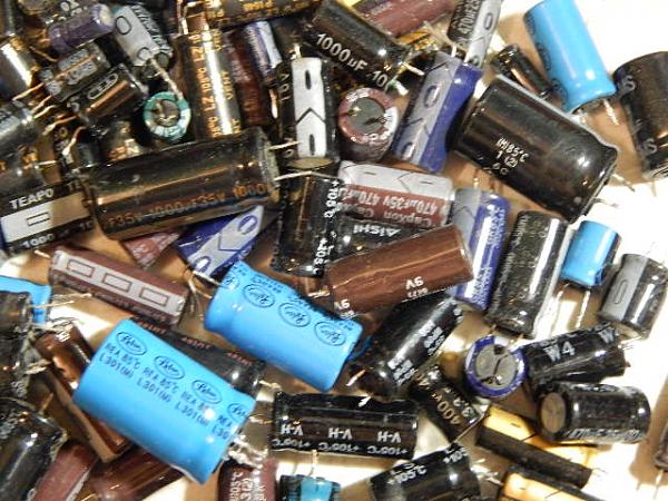 Продам Конденсаторы электролитические(243 гр)