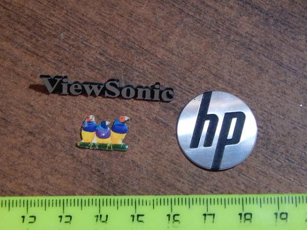 Продам Шильдики разные(3 шт)