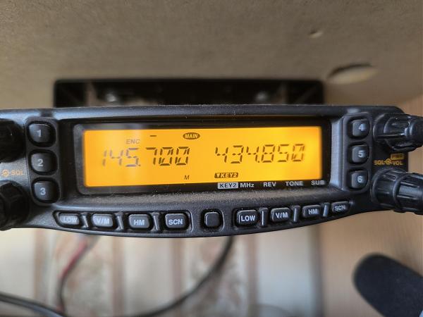 Продам Ft-8800 трансивер