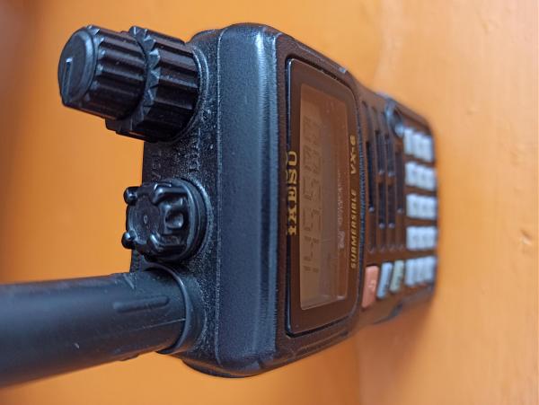 Продам Yaesu vx6r