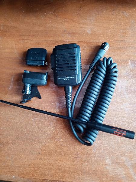 Продам Трехдиапазонная 50/144/430 МГц радиостанция VX-8DR