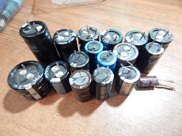 Продам Конденсаторы электролитические, разные на (17 шт)