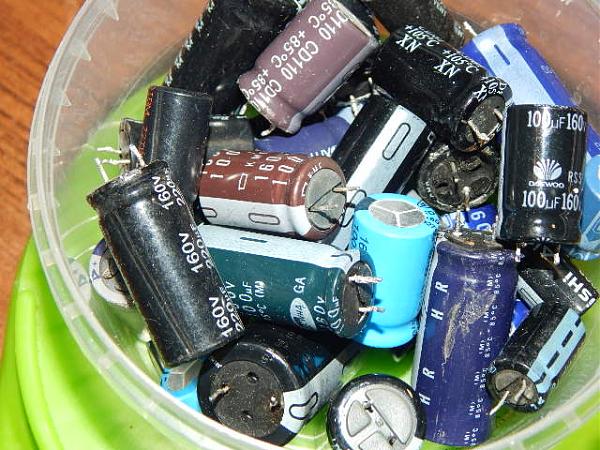 Продам Конденсаторы электролитические на 160 v (273 гр)
