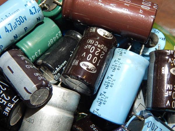Продам Конденсаторы электролитические,до 100 v (280 гр)