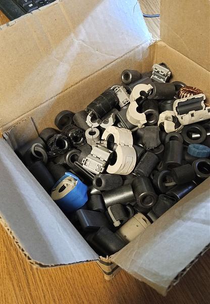 Продам Коробка с ферритами