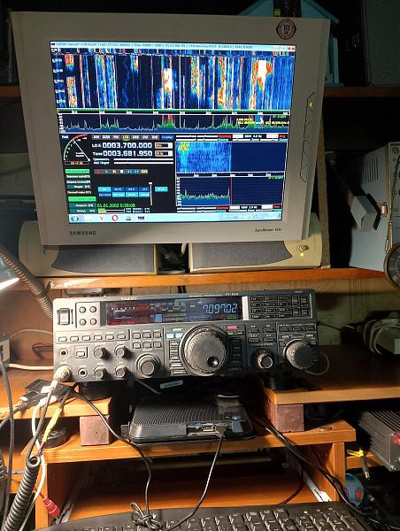 Продам FT - 950 c панорамой по пч Гибридный трансивер