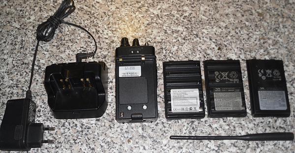 Продам Yaesu FT-60R