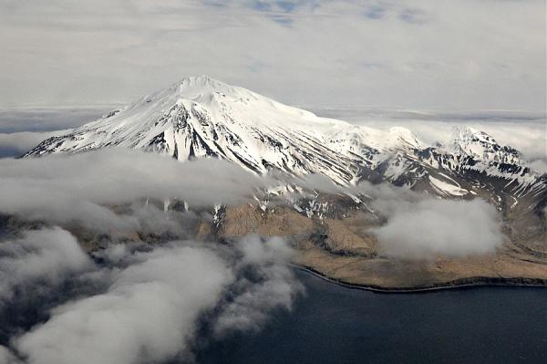 фото остров Адак с вулканом