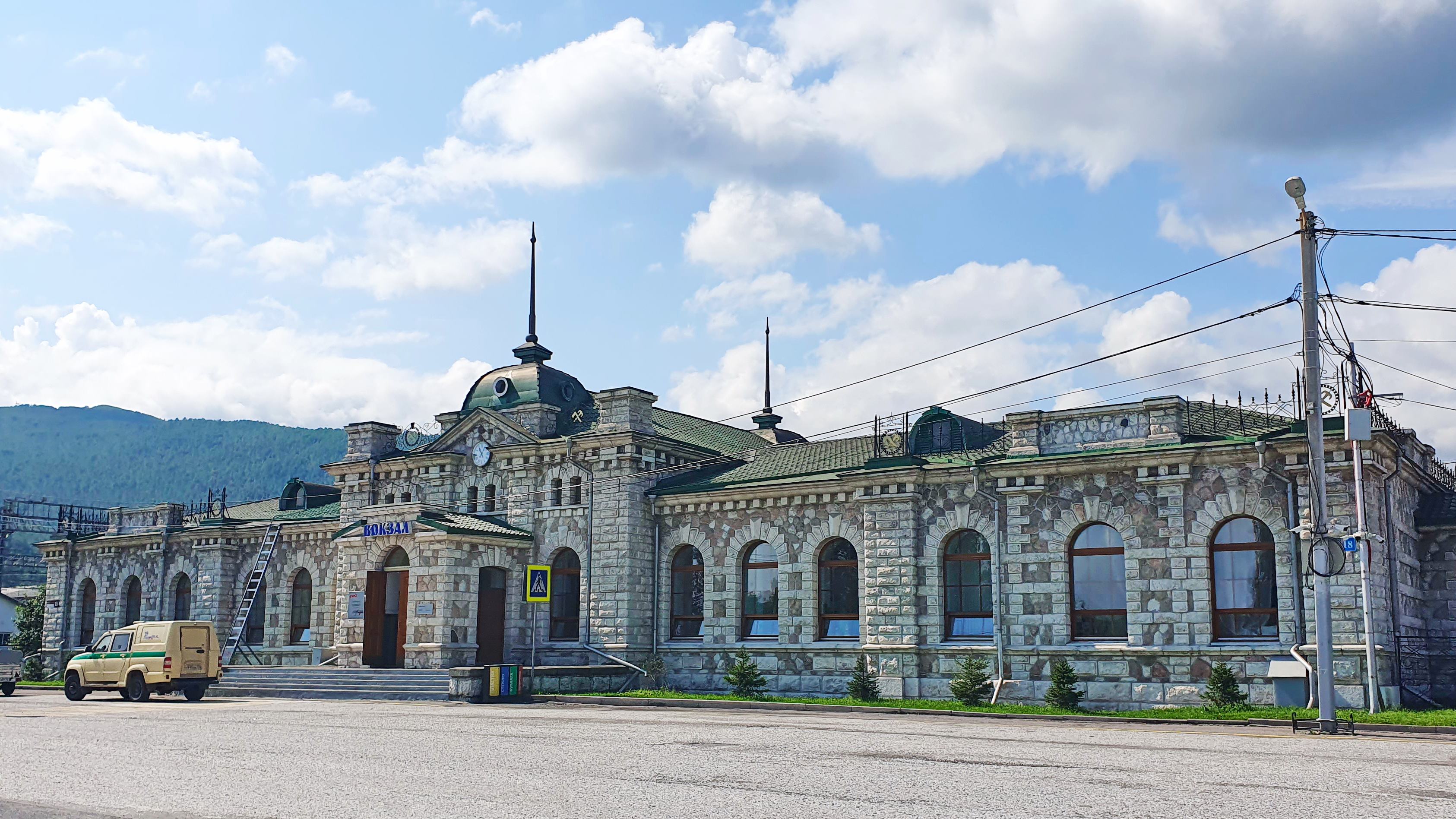 ЖД вокзал на Кругобайкальской Железной Дороге
